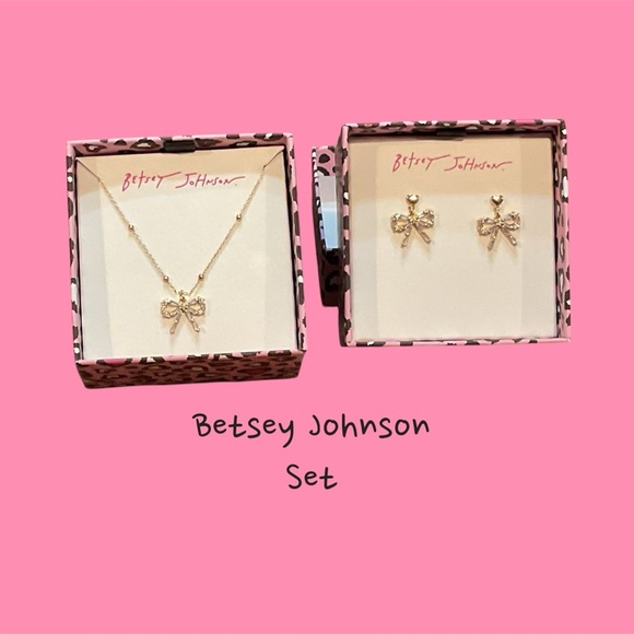 NIB BETSEY JOHNSON NECKLACE & EARRINGS SET GREAT GIFT - Picture 1 of 3
